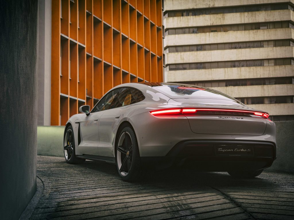 Protokol Kalibrasi Dinamik Sistem Penggerak Semua Roda AWD Berbasis Kopling Multi-Pelat dan Kontrol Kualiti Distribusi Torsi Porsche