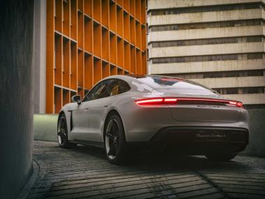 Protokol Kalibrasi Dinamik Sistem Penggerak Semua Roda AWD Berbasis Kopling Multi-Pelat dan Kontrol Kualiti Distribusi Torsi Porsche