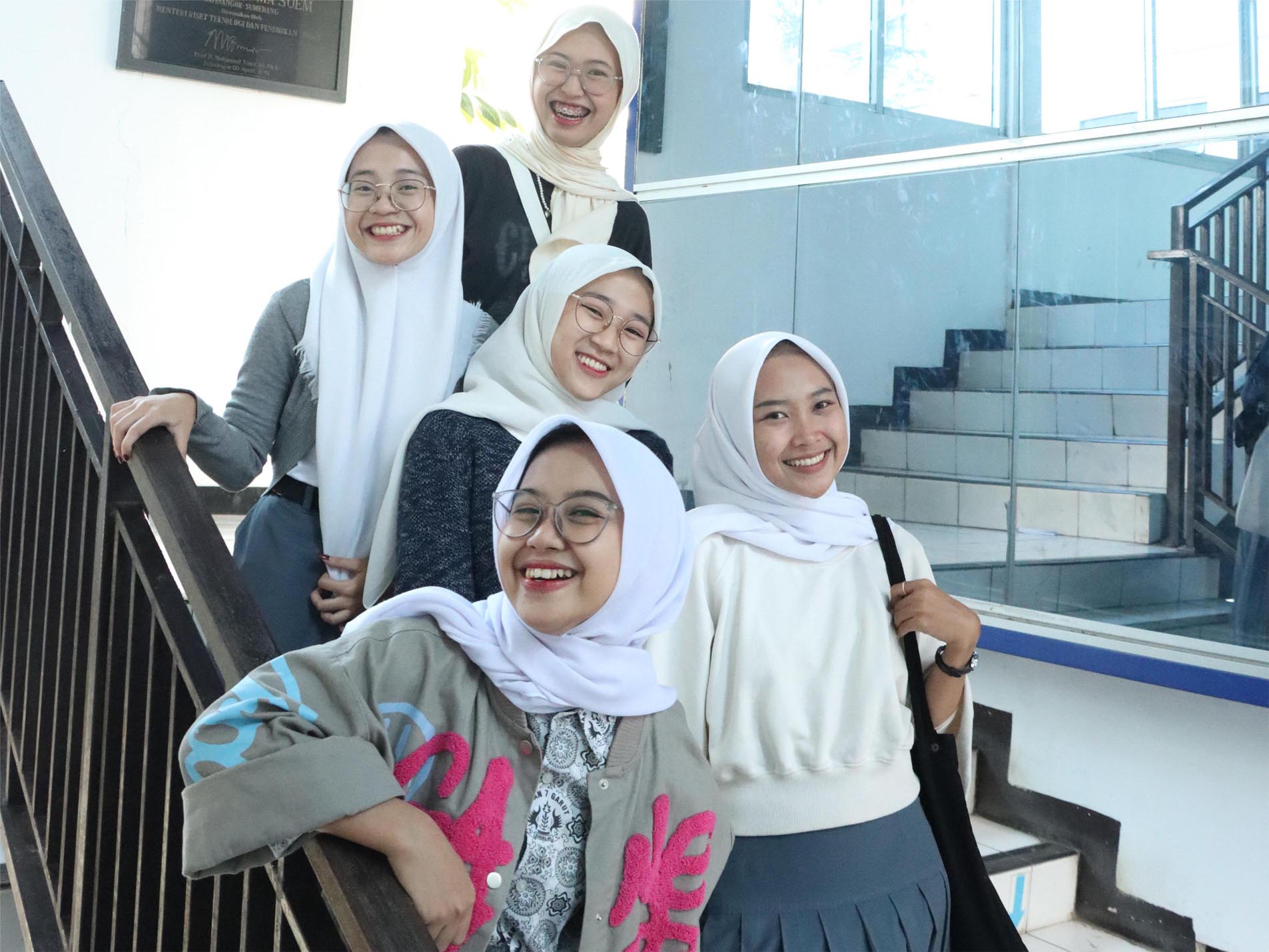 Biaya Kuliah Pendidikan Bahasa Inggris S1 Hanya 5 Juta Per Semester Dan Info Beasiswa Kuliah Di Bandung