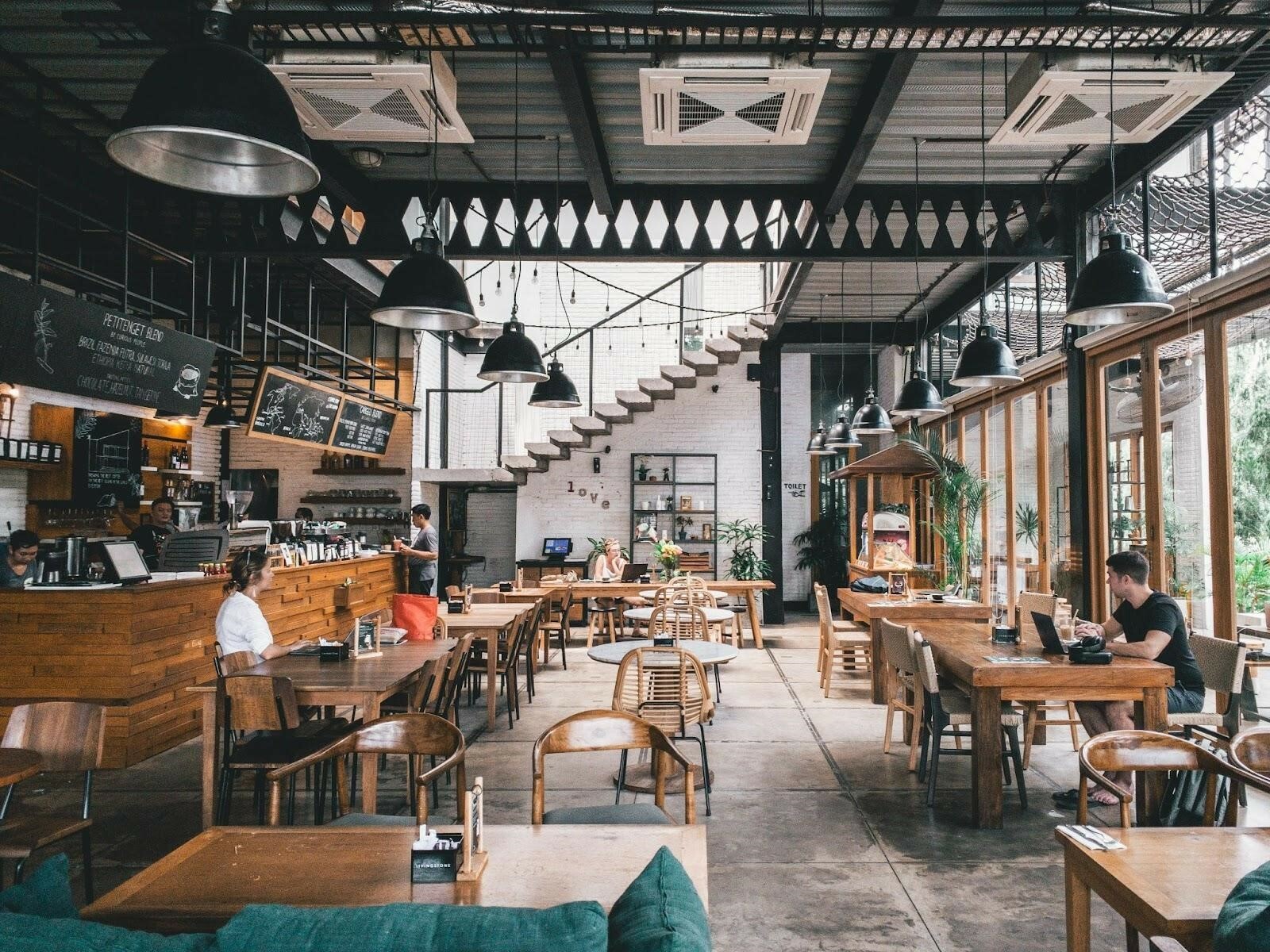 Maksimalkan Promosi Kafe Anda dengan Branding Sosmed Bisnis Kafe di Rajakomen.com